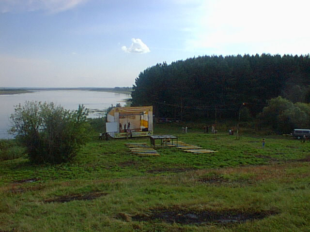 Сцена расположена прямо на берегу р.Томь.