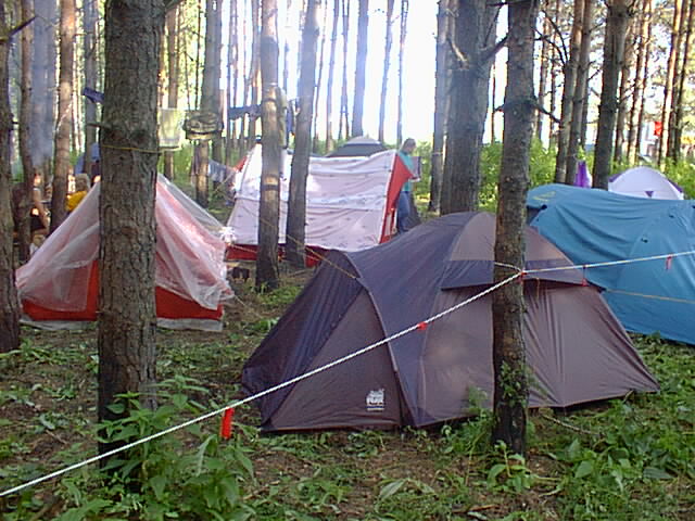 Наша палатка в лагере КСП<Лад>, гостеприимно нас приютившем.
