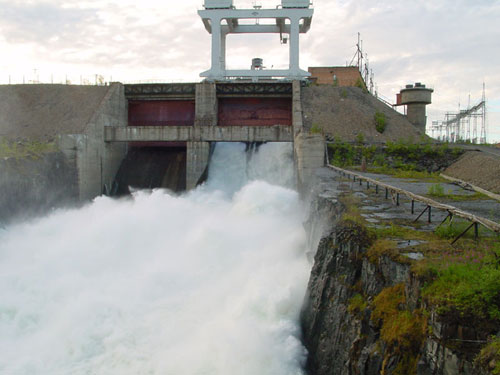 Усть-Хантайская ГЭС, спускают воду