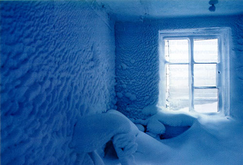 Комната в нежилом доме внутри зимой в снегу